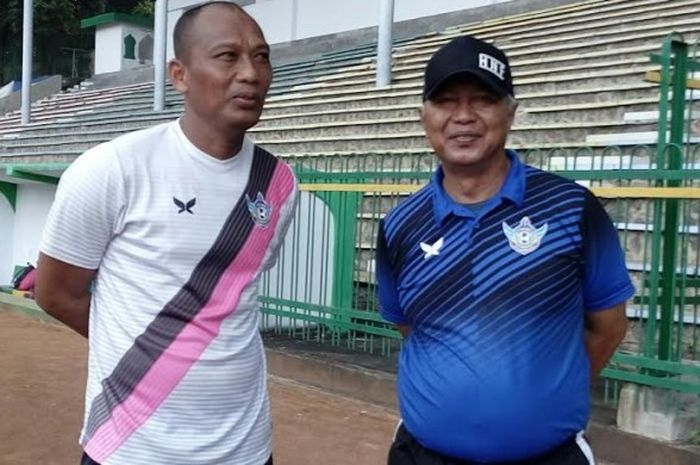 Pelatih Hanafi bersama asisten pelatih Suwandi HS saat mendampingi pemain Persegres Gresik United menjalani laga terakhir sebelum laga kontra Persib pada lanjutan Liga 1 musim 2017 di Stadion Tri Dharma, Gresik, pada Selasa (2/5/2017) sore. 