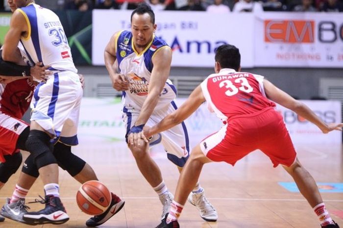 Kapten tim Satria Muda Pertamina Jakarta, Arki Dikania Wisnu, mencoba melewati penjagaan pemain Bank BJB Garuda Bandung, Luthfianes Gunawan, pada laga Seri IV Indonesian Basketball League (IBL) Pertalite di BritAma Arena, Kelapa Gading, Jakarta, Minggu (19/2/2017).