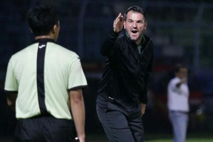 Protes pelatih Bhayangkara FC, Simon McMenemy ke wasit keempat saat timnya dijamu Arema FC pada laga pekan kedua Liga 1 musim 2017 di Stadion Kanjuruhan, Kab Malang, Minggu (23/4/2017) malam. 