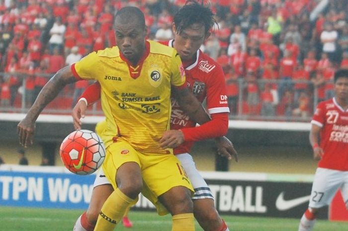 Bek Bali United, Ahn Byung Keon (tengah) saat mengawal pergerakan striker Sriwijaya FC, Hilton Moreira, dalam pertandingan Torabika Soccer Championship 2016 di Stadion Kapten I Wayan Dipta, Gianyar.