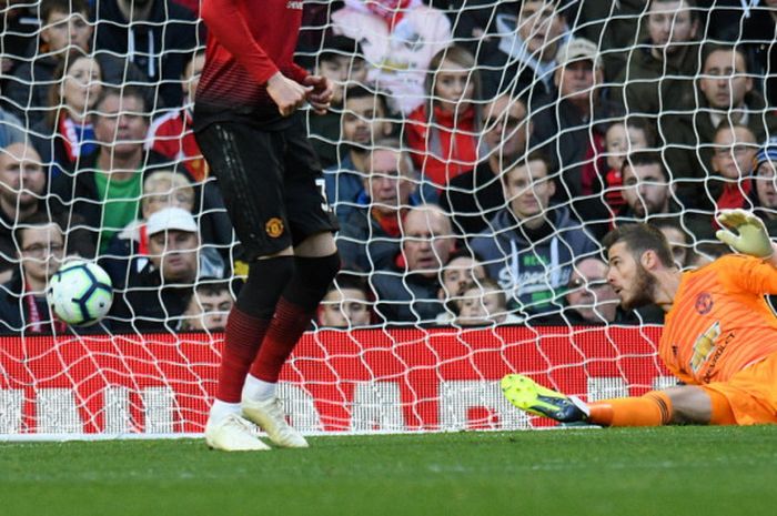 Kiper Manchester United, David de Gea, melihat bola masuk ke gawangnya hasil tembakan penyerang Newcastle United, Yoshinori Muto, dalam laga Liga Inggris 2018-2019 di Stadion Old Trafford, Manchester, Inggris, pada Satu (6/10/2018).