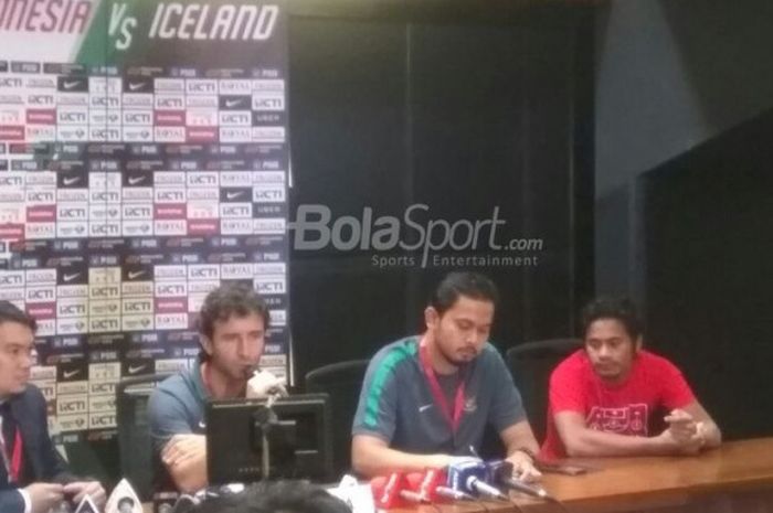 Pelatih timnas Indonesia, Luis Milla (dua dari kiri) dalam sesi jumpa pers laga kontra Islandia di Stadion Utama GBK, Jakarta Pusat, Minggu (14/1/2018) malam.