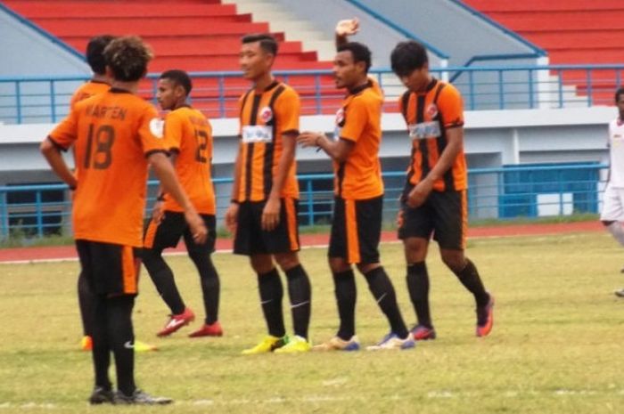 Para pemain Perseru U-19 saat laga kontra Persipura U-19 pada laga kedua Grup B 8 Besar Liga 1 U-19 musim 2017 di Stadion Arcamanik, Kota Bandung, Minggu (22/10/2017) sore.  
