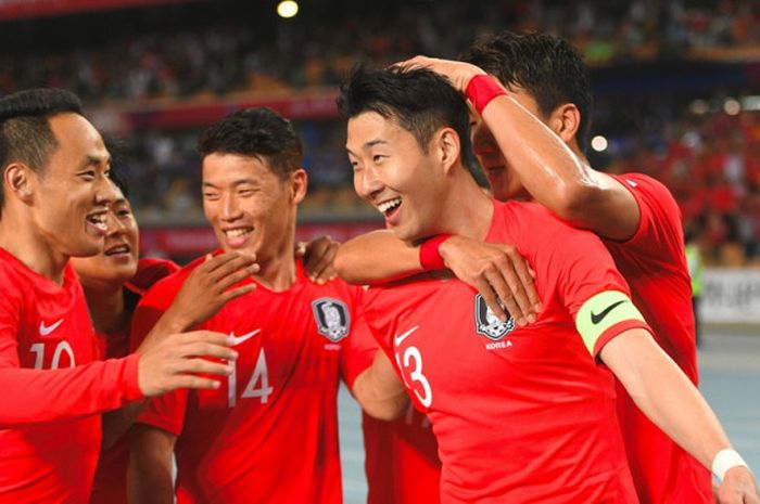 Pemain Korea Selatan, Son Heung-Min (kedua dari kanan), merayakan golnya ke gawang Honduras dalam laga persahabatan di Daegu, Korea Selatan pada 28 Mei 2018.