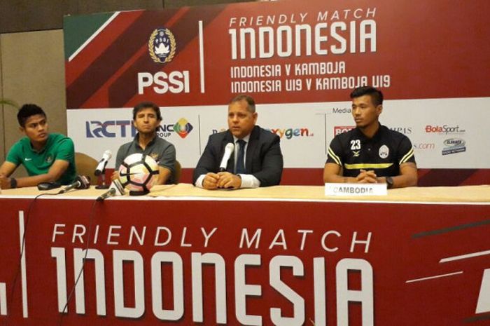 Pelatih Timnas Indonesia Luis Milla dan Pelatih Kamboja Leonardo Vitorino menghadiri konferensi pers di Hotel Aston, Kota Bekasi, Selasa (3/10/2017). 