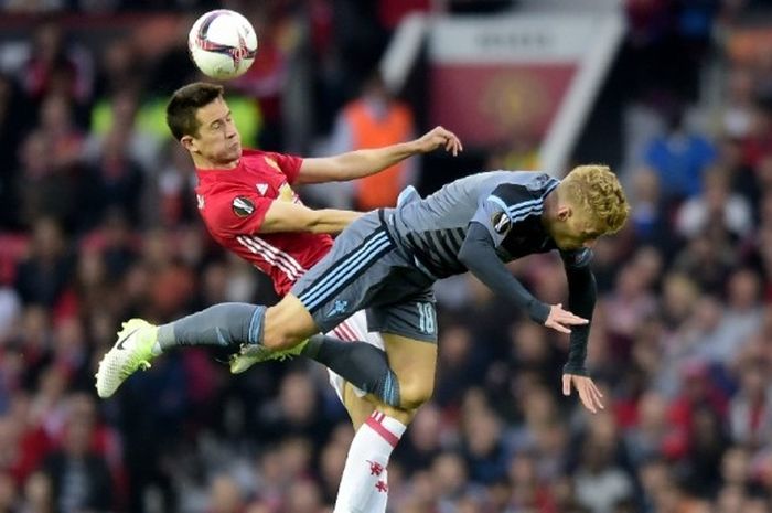 Gelandang Manchester United, Ander Herrera, berduel dengan pemain Celta Vigo, Daniel Wass, dalam laga leg kedua semifinal Liga Europa di Stadion Old Trafford, Manchester, Inggris, pada 11 Mei 2017.