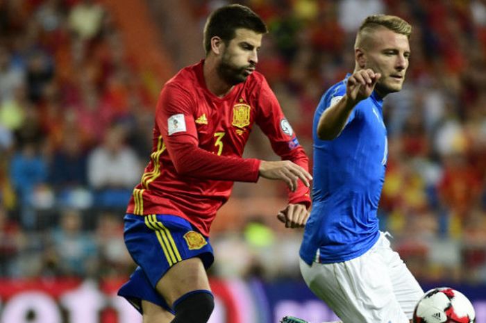 Bek Spanyol, Gerard Pique (kostum merah), dalam laga kontra Italia di Santiago Bernabeu pada Sabtu (2/9/2017)  