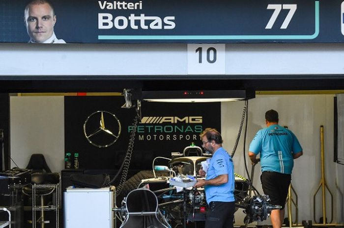 Mekanik Mercedes tengah bersiap di garasi Valtteri Bottas jelang GP Azerbaijan di Sirkuit Baku, Rabu (25/4/2018).