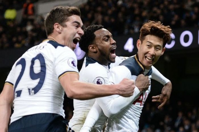 Pemain Tottenham Hotspur, Son Heung-min (kanan), merayakan golnya bersama Danny Rose (tengah) dan Harry Winks saat melawan Wycombe Wanderers pada  laga babak keempat Piala FA di Stadion White Hart Lane, London, Inggris, Sabtu (28/1/2017). 