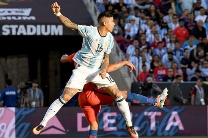 Bek Manchester United asal Argentina, Marcus Rojo. 