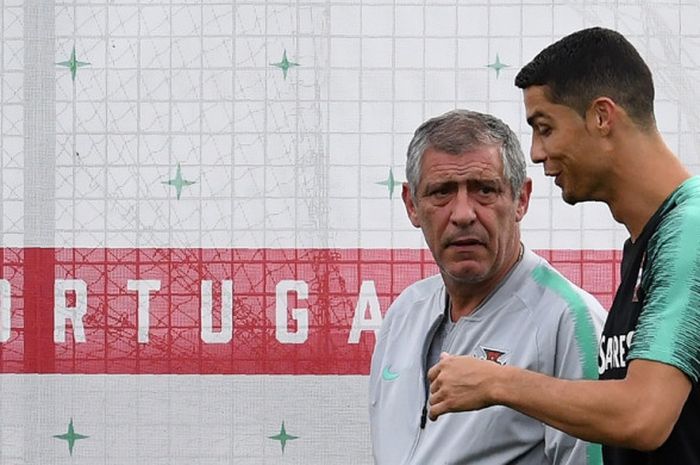 Megabintang Portugal, Cristiano Ronaldo (kanan), berbicara dengan sang pelatih, Fernando Santos, dalam sesi latihan di Kratovo, Rusia pada 21 Juni 2018.