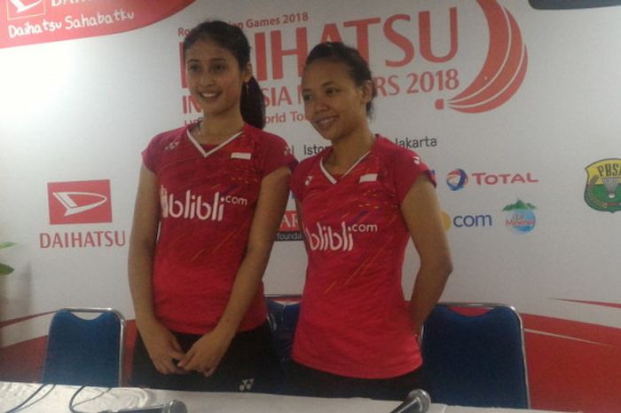 Pebulu tangkis putri Indonesia, Della Destiara Haris (kanan) dan Rizki Amelia Pradipta, dalam jumpa pers seusai laga perempat final Indonesia Masters 2018 di Istora Senayan, Jakarta Selatan, pada Jumat (27/1/2018).