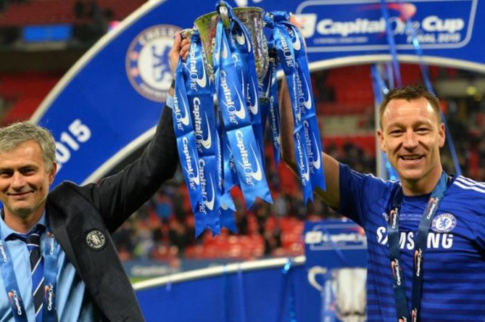 Jose Mourinho (kiri) dan John Terry mengangkat trofi juara Piala Liga Inggris setelah Chelsea menekuk Tottenham Hotspur pada final di Wembley Stadium, London, 1 Maret 2015.