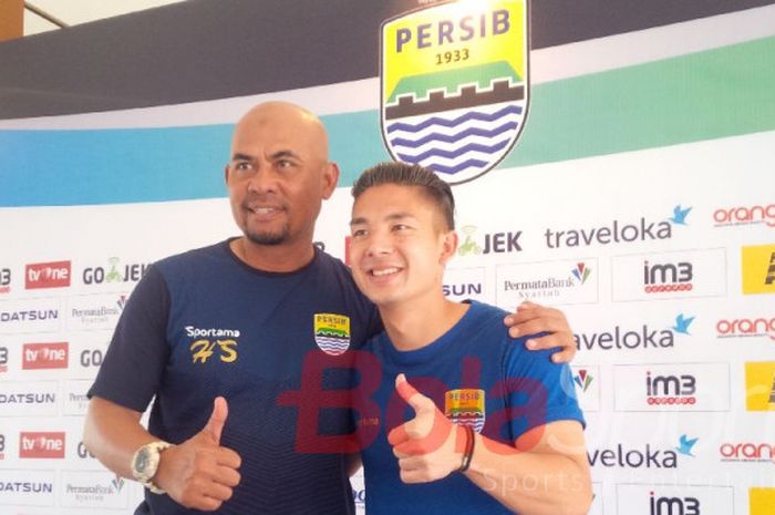 Pelatih caretaker Persib, Herrie Setyawan ditemani pemainnya Kim Jeffrey Kurniawan seusai jumpa pers di Graha Persib, Jalan Sulanjana, Kota Bandung, Sabtu (19/8/2017)