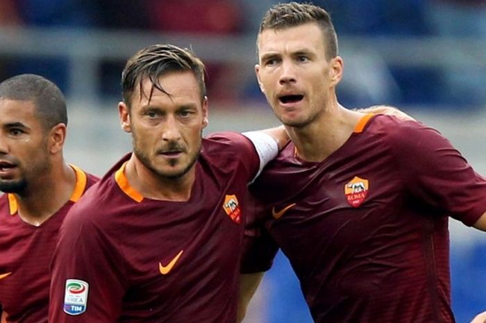 Striker AS Roma, Edin Dzeko (kanan), merayakan gol bersama Francesco Totti (tengah) seusai membobol gawang Sampdoria dalam pertandingan Serie A 2016-2017 di Stadio Olimpico, Roma, Italia, pada 11 September 2016.