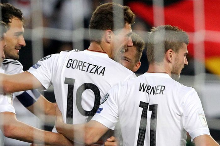 Para pemain timnas Jerman merayakan gol Leon Goretzka ke gawang Norwegia pada laga Grup C Kualifikasi Piala Dunia 2018 zona Eropa di Mercedes-Benz Arena, Stuttgart, Senin (4/9/2017).