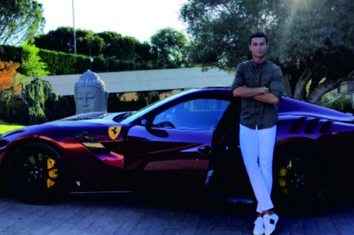 Cristiano Ronaldo berpose di sisi mobil Ferrari F12 senilai 6 miliar rupiah