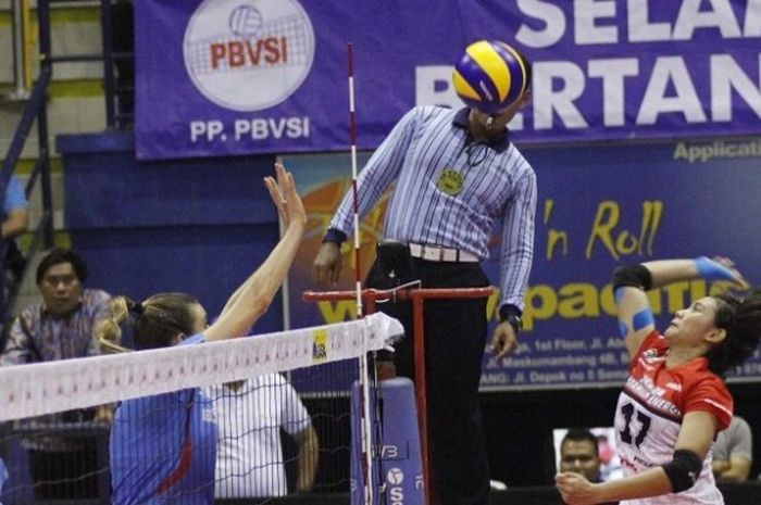 Pemain tim putri Jakarta Pertamina Energi, Nandita Ayu Salsabila, melakukan smes ke arah Jakarta Elektrik PLN pada hari terakhir Seri II Final Four Proliga yang berlangsung di GOR C-Tra Arena, Bandung, Minggu (16/4/2017).