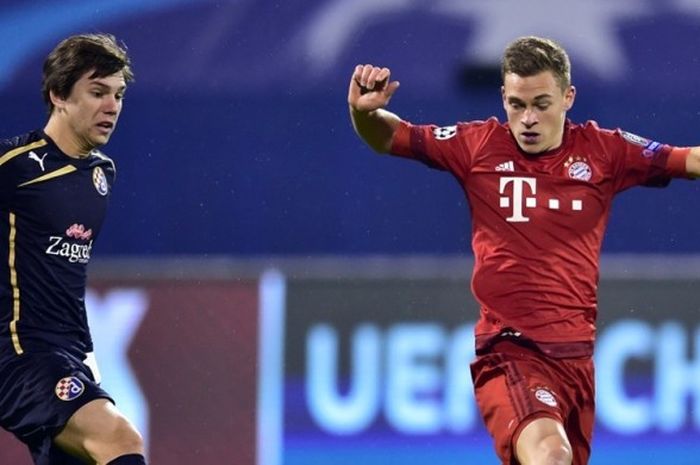 Gelandang Dinamo Zagreb, Ante Coric (kiri), coba melewati pemain Bayern Muenchen, Joshua Kimmich, pada partai fase grup Liga Champions di stadion Maksimir, 9 Desember 2015.