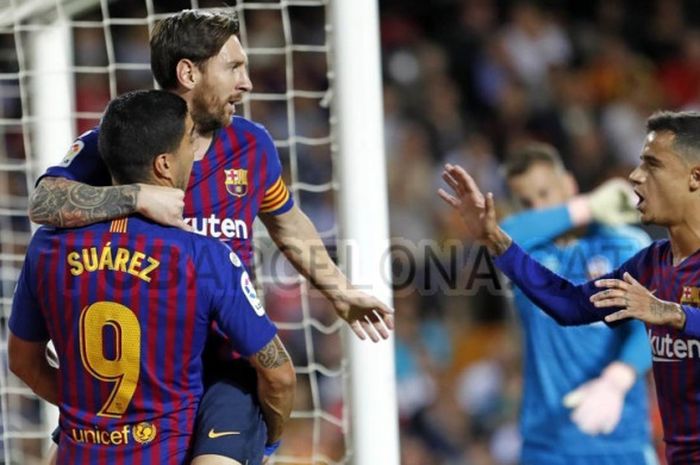 Trio penyerang Barcelona, Luis Suarez, Lionel Messi, dan Philippe Coutinho, melakukan selebrasi usai membobol gawang Valencia pada laga Liga Spanyol, 8 Oktober 2018. Philippe Coutinho kini dikabarkan diincar Manchester United