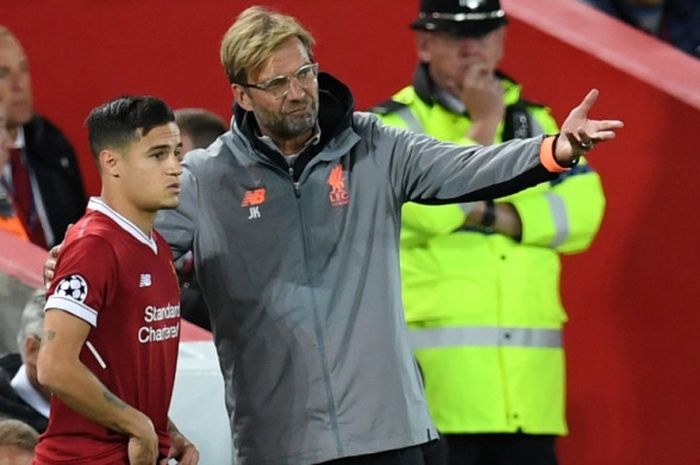 Pelatih Liverpool, Juergen Klopp, memberikan arahan kepada Philippe Coutinho dalam partai Liga Champions lawan Sevilla di Anfield, Liverpool, 13 September 2017.