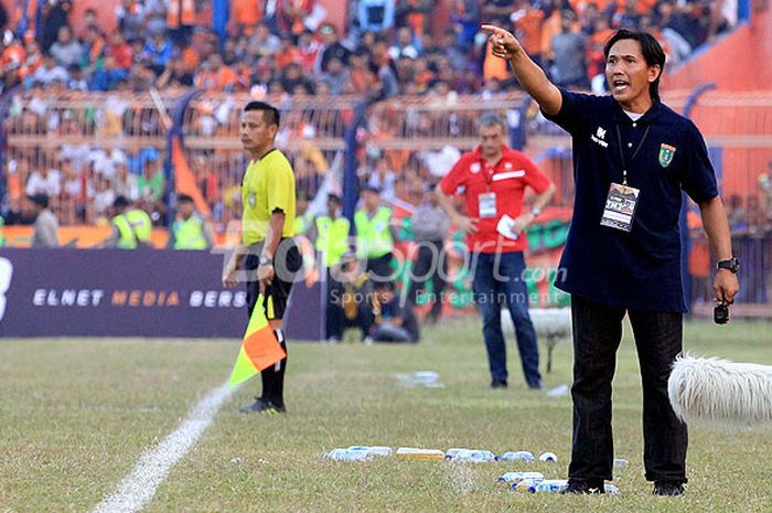 Pelatih Persibo Bojonegoro, Jordi Kartiko, memberi instruksi kepada timnya saat melawan Madura United pada laga pembuka Piala Indonesia 2018 di Stadion Letjen Soedirman Bojonegoro, Jawa Timur, Selasa (08/05/2018) sore.