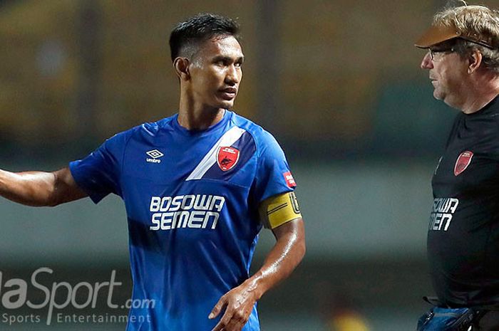 Pelatih PSM Makassar, Robert Rene Alberts, berbicara dengan kapten tim, Zulkifli Syukur,