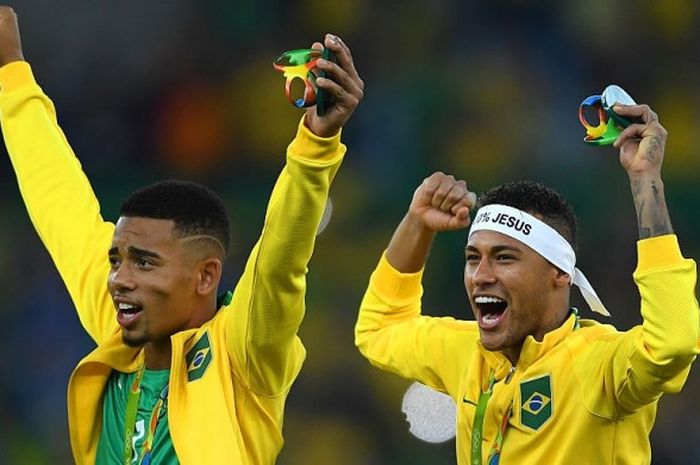 Gabriel Jesus dan Neymar (kanan) merayakan keberhasilan Brasil meraih medali emas Olimpiade Rio 2016 setelah mengalahkan Jerman dalam laga final di Stadion Maracana, Rio de Janeiro, Brasil, 20 Agustus 2016.