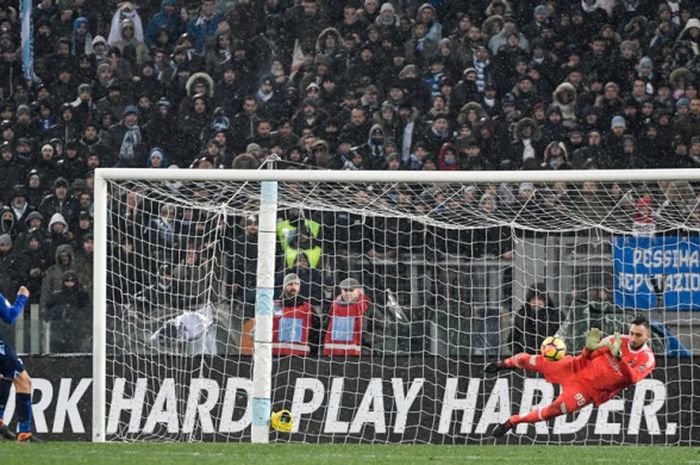 Kiper AC Milan, Gianluigi Donnarumma, menepis penalti dalam laga semifinal Coppa Italia kontra Lazio di Stadion Olimpico, Roma, pada 28 Februari 2018.