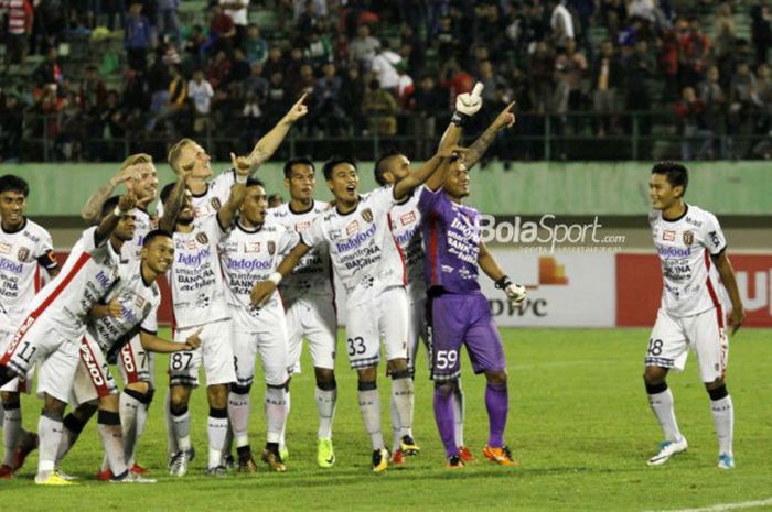 Para pemain Bali United merayakan kemenangan kontra Madura United pada babak perempat final Piala Presiden 2018, di Stadion Manahan, Solo, Sabtu (3/2/2018).