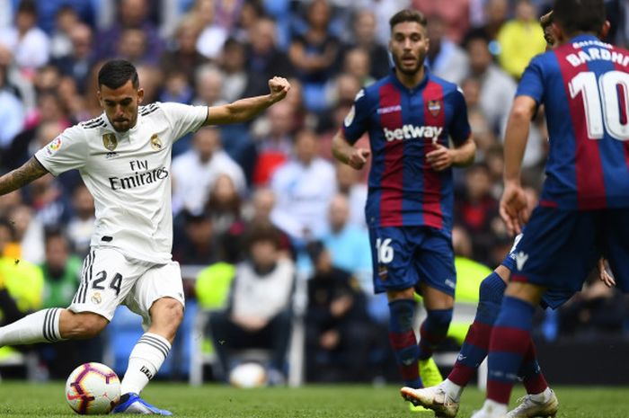 Gelandang Real Madrid, Daniel Ceballos, melakukan upaya tembakan dalam laga kontra Levante pada lanjutan Liga Spanyol di Stadion Santiago Bernabeu, 20 Oktober 2018. 