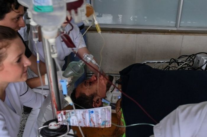 Bek Chapecoense, Helio Zampier Neto, mendapatkan bantuan dari tim medis di Klinik San Juan de Dios, La Ceja, Kolombia, 29 November 2016.