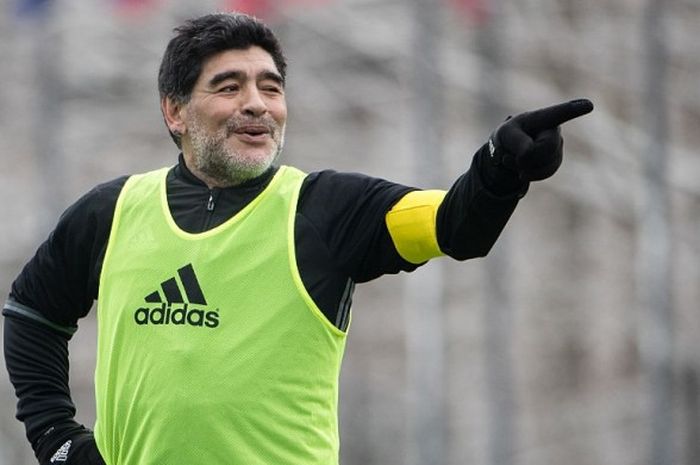 Penyerang legendaris Argentina, Diego Maradona, melakoni pertandingan persahabatan di markas besar FIFA, Zurich, Swiss, 9 Januari 2017.