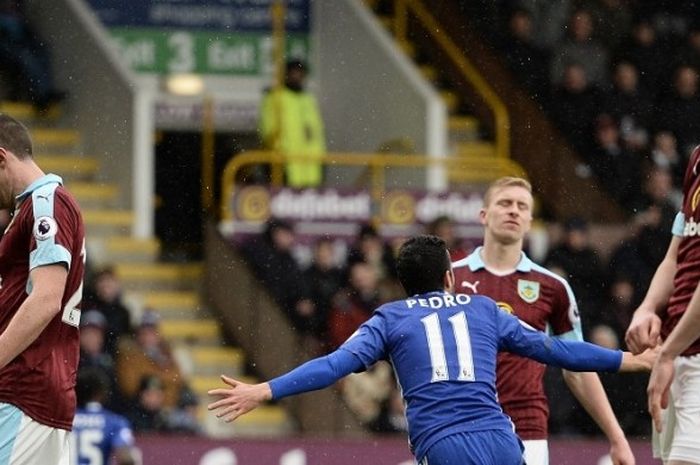 Gelandang Chelsea, Pedro Rodriguez (tengah), merayakan golnya dalam pertandingan Premier League melawan Burnley pada 12 Februari 2017.