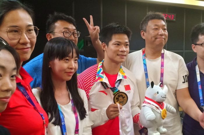 Sprinter Su Bingtian (ketiga dari kanan) saat berfoto bersaa para jurnalis dari China setelah berhasil menyabet medali emas cabang atletik nomor 100 m putra Asian Games 2018 di Stadion Utama Gelora Bung Karno, Senayan, Jakarta, pada Minggu (26/8/2018).