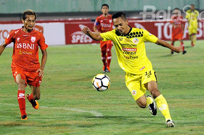 Striker Semen Padang FC, Rachmat Afandi, melakukan tembakan ke gawang Persis Solo pada laga pembuka Liga di Stadion Manahan Solo, Senin (23/4/2018) malam.