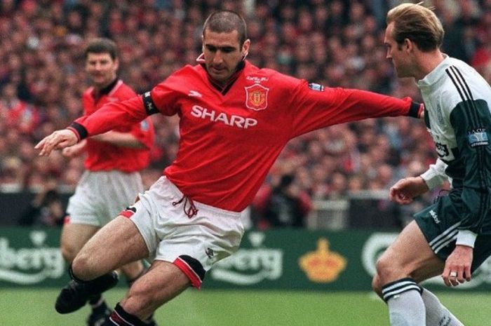  Penyerang Manchester United, Eric Cantona, mencoba lewati John Scales (Liverpool) pada laga final P