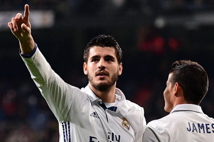 Penyerang Real Madrid, Alvaro Morata (kiri), melakukan selebrasi bersama rekan setimnya, James Rodriguez, seusai mencetak gol ke gawang Deportivo La Coruna dalam laga lanjutan Liga Spanyol 2016-2017 di Stadion Santiago Bernabeu, Madrid, Spanyol, pada 10 Desember 2016.