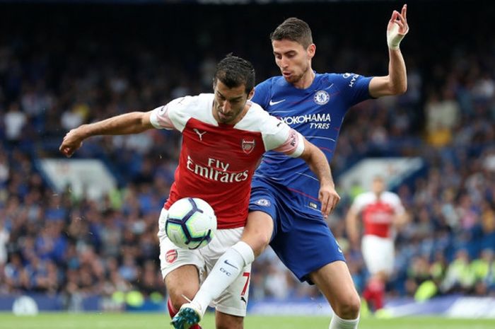 Gelandang Arsenal, Henrikh Mkhitaryan (kiri), berduel dengan gelandang Chelsea, Jorginho, dalam laga Liga Inggris di Stadion Stamford Bridge, London pada 18 Agustus 2018.