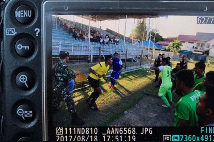 Wasit Aidil Azmy dikeroyok pemain Liga 3 dalam laga antara PSAP Sigli dan Aceh United di Lapangan Stadion Dimurthala, Banda Aceh, 18 Agustus 2017.