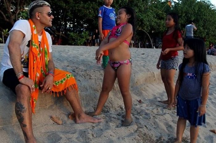 Cristian Gonzales berbincang dengan putrinya, Vanessa, di Pantai Kuta, Bali sambil menikmati sunset pada Minggu (20/3/2016) sore. 