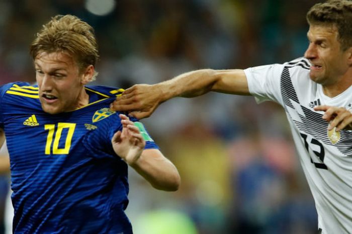 Emil Forsberg dan Thomas Mueller berduel dalam laga Swedia versus Jerman pada penyisihan grup Piala Dunia 2018 di Olimpiyskiy Stadion Fisht, Sabtu (23/6/2018).