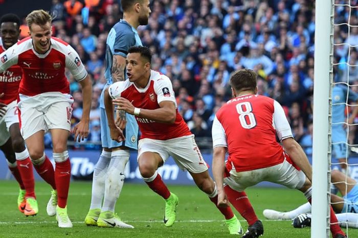 Alexis Sanchez mencetak gol Arsenal ke gawang Manchester City pada partai semifinal Piala FA di Stadion Wembley, 23 April 2017.