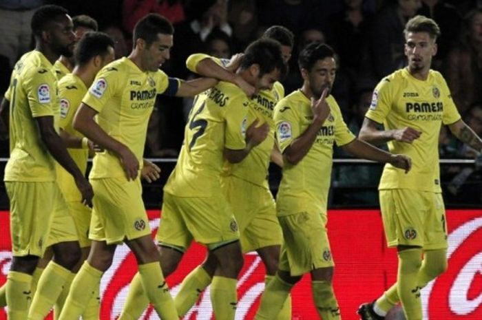 Para pemain Villarreal merayakan gol yang mereka cetak ke gawang Real Betis dalam partai La Liga di Stadion El Madrigal, Vila-real, 6 November 2016.