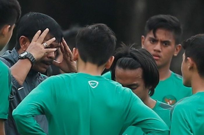 Pelatih Indra Sjafri memberikan pengarahan dalam seleksi tim nasional Indonesia U-18. 