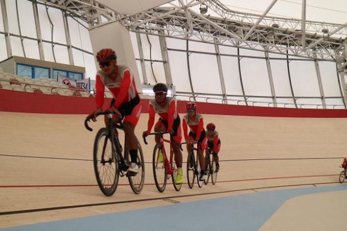 Pebalap sepeda Indonesia, menjajal lintasan Jakarta International Velodrome yang akan digunakan pada Asian Games 2018 di Rawamangun, Jakarta, Kamis (3/5/2018).
