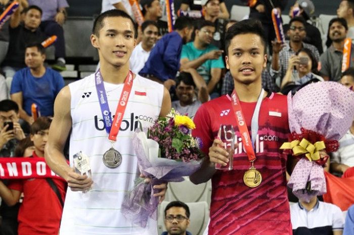  Dua pebulu tangkis tunggal putra Indonesia, Jonatan Christie (kiri) dan Anthony Sinisuka Ginting, b