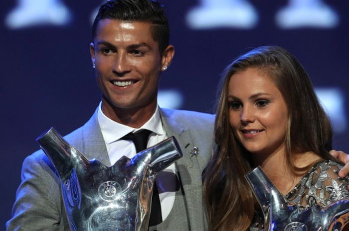 Cristiano Ronaldo (kiri) dan Lieke Martens berpose bersama gelar Pemain Terbaik Eropa 2017 yang berhasil mereka raih di Grimaldi Forum, Monako, pada Kamis (24/8/2017).