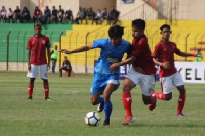 Penggawa PSIM, Rifky mencoba melewati kawalan pemain belakang Mojokerto Putra.