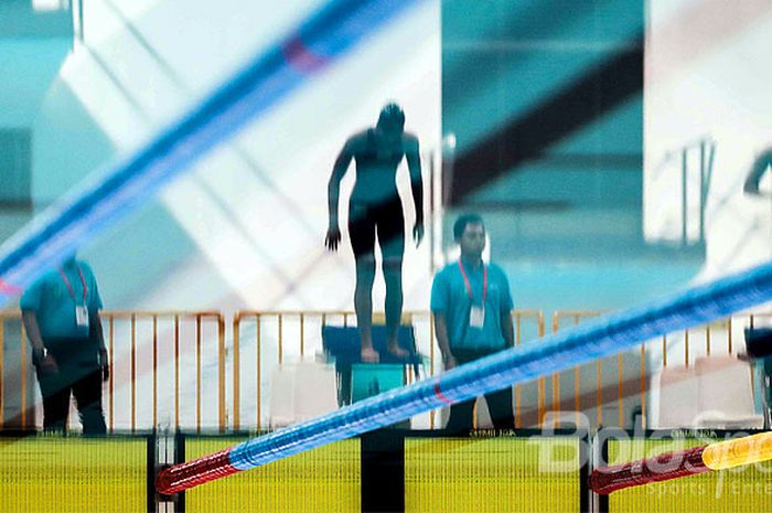 Perenang bersiap melakukan start dalam test event Asian Games 2018 bertajuk CIMB Niaga Indonesia Aquatic Championship 2017 di Aquatic Stadium, Senayan, Jakarta, pada Selasa (12/12/2017).